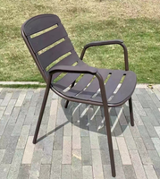 Chaise de salle à manger d'extérieur avec accoudoirs, structure en fer antirouille, panneau moulé par compression, assise confortable pour terrasse et jardin