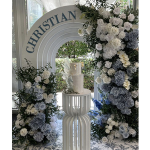 Marineblauer Hortensien-Gold-Halbmond-Bogen mit weißen Rosen und Eukalyptus für Strandgarten, Outdoor-Hochzeitszeremonie, Eingangshintergrund - Product Image 1