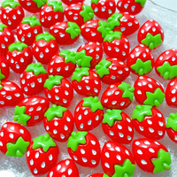 Accessoires de résine peints par résine de petits charmes de fraise pour la décoration