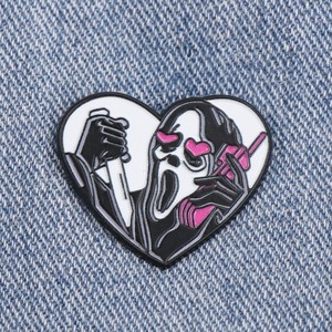 Pin de Esmalte con Forma de Corazón de Ghostface, Broche de Película de Terror - Product Image 1