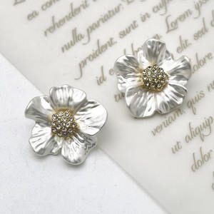 Botones Decorativos <span class=keywords><strong>de</strong></span> Aleación con Forma <span class=keywords><strong>de</strong></span> Camelia y Pedrería para Abrigos - Product Image 2