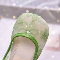 Chaussures en maille pour filles avec jolies fleurs en dentelle, chaussures plates pour enfants pour l'été 2026, nouvelle mode, sandales décontractées pour enfants, semelle souple