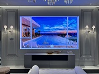 Sala privada de cine en casa inteligente de tamaño completo con colores vibrantes y sonido completo con pizarra electrónica interactiva