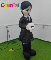 Statue gonflable de fille effrayante de dessin animé d'Halloween tenant une tête de mort avec lumière LED pour décoration extérieure de jardin d'Halloween