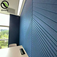 Panneaux acoustiques rainurés en PET QIANQIAO, design architectural moderne, motif linéaire personnalisable, insonorisants et ignifuges, pour hôtels