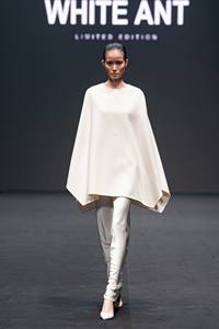 Elegante Top de mujer cuello redondo cremallera trasera KAILA EMB CASHMERE-BLEND CAPE 20% Cachemira 80% Lana Etiquetas personalizadas WHITE ANT Vietnam - Product Image 2