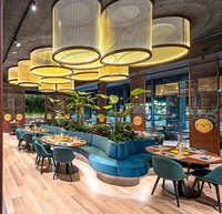 Ensemble de mobilier de restaurant de luxe : banquette en cuir avec dossier coquille et table pour restaurant haut de gamme, café ou restaurant décontracté