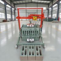 Petite machine à fabriquer des briques en béton produisant différents types de briques, utilisant un moteur électrique ou diesel pour la construction.