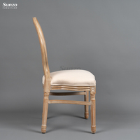 Chaise Louis en rotin avec accoudoirs en tissu couleur antique, en bois de caoutchouc massif, empilable, pour salle à manger, mariage et événements