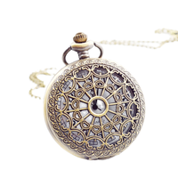 Montre de poche à quartz en film de cuivre pour homme antique avec gravure en toile d'araignée à chaîne et style commémoratif de la série nostalgique