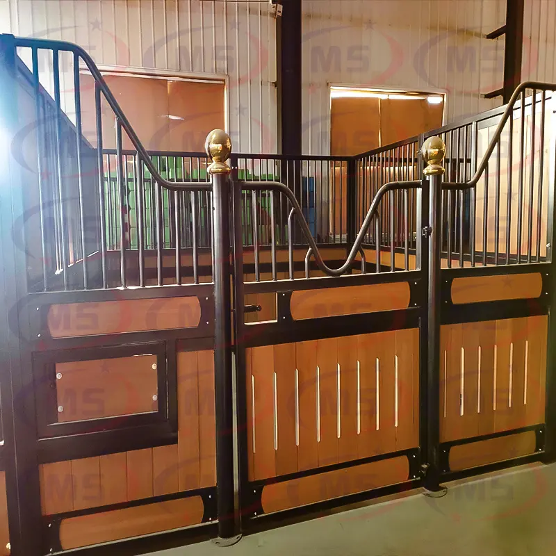 Progetta la stalla per cavalli con porta scorrevole in legno portatile prefabbricata