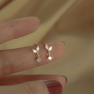 Orecchini a Perno con Piccoli Accenti in Pietra per Donne, Gioielli Minimalisti alla Moda - Product Image 1