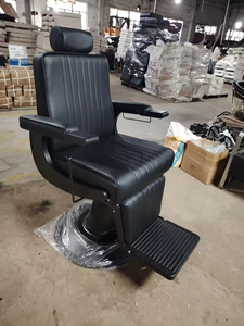 Sillón de Barbería de Estilo Antiguo en Cuero Negro y Dorado con Botones, Base Redonda con Bomba Hidráulica, Silla de Peluquería en Venta - Product Image 2