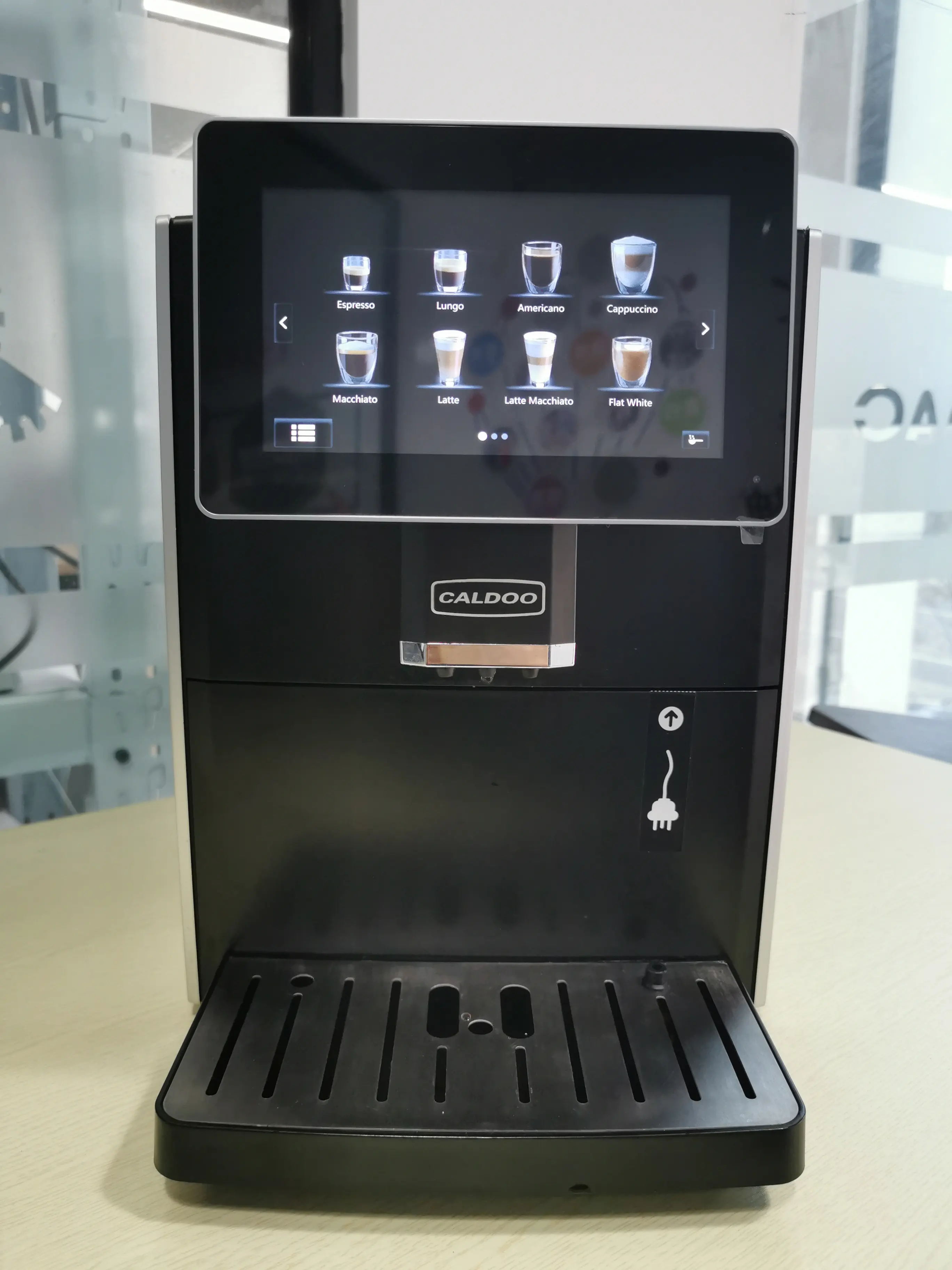 ماكينة كابتشينو تجارية آلية تعمل باللمس تعمل باللمس من الفولاذ المقاوم للصدأ ماكينة قهوة الإسبريسو
