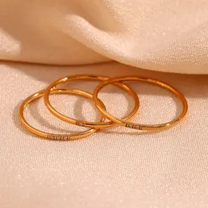 Anel empilhável de zircônia tripla de corte redondo fino delicado, anel de ouro banhado a ouro 18K em aço inoxidável para presente de casamento