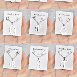 Pendientes colgantes de acero inoxidable con 26 letras en inglés, colores animados, joyería de acero de titanio, traje para collares de moda budista - Product Image 3