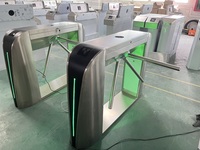 Torniquete Trípode de Altura Media con Indicador LED y Estructura Duradera de Acero Inoxidable para Acceso Público