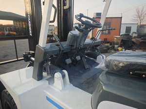 Montacargas de GLP TCM FD70Z-7 de 7 Toneladas con Mástil de Tres Etapas, Neumáticos Neumáticos, Operación con Asiento, Uso en Interiores - Product Image 2