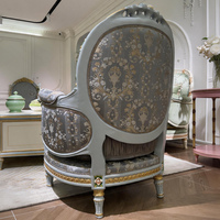 Fauteuil de salon et de détente de style provincial français, avec dossier à médaillon, décor floral peint à la main, jupe plissée et accents jacquard gaufrés