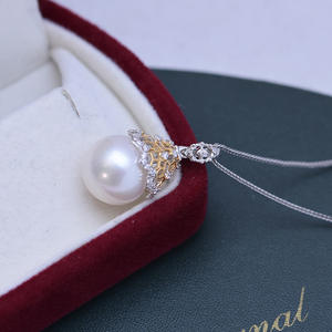 Collier minimaliste en argent S925 avec pendentif et breloques en perle ronde blanche de 10-11 mm de Zhuji Danshui, avec une forte luminosité et de légères imperfections - Product Image 2