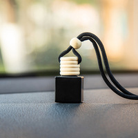 Bouteilles en verre de diffuseur de roseau de voiture de luxe couleurs givrées carré vide suspendu 8ml