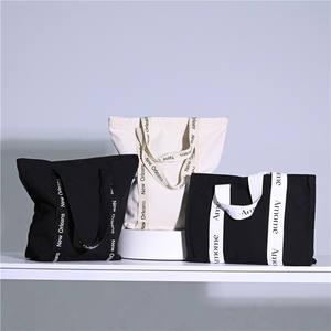 Bolsa de compras de lona de algodón grueso para regalo de mujer negra con logotipo personalizado con asa de letra reforzada - Product Image 5