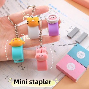 Mini Engrapadora Portátil y Adorable con Diseño Creativo de Animales 3D para Uso en <span class=keywords><strong>Oficina</strong></span> y Estudiantes Llavero de Resina. - Product Image 2