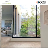 Fenêtre fixe à rupture de pont thermique MULTISHADES pour application extérieure, offrant une isolation supérieure pour les climats extrêmes