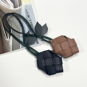 Porte-clés élégant en cuir PU tressé fait main en forme de fruit, pendentif de sac, vente en gros pour cadeaux souvenirs - Product Image 2