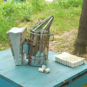 Fumeur d'abeille en acier inoxydable fumeur de ruche d'abeille bouclier thermique outils d'apiculture fumeur de ruche pour apiculteur - Product Image 2