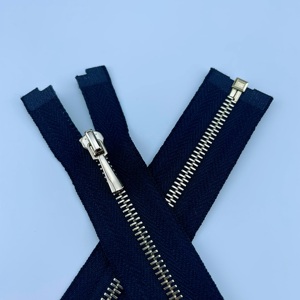 Tirette de fermeture éclair complète en alliage de zinc à dents en Y, avec logo personnalisé de haute qualité, verrouillage automatique 3M, pour accessoires de vestes et sacs, modèle <span class=keywords><strong>RIRI</strong></span> AM062 - Product Image 4