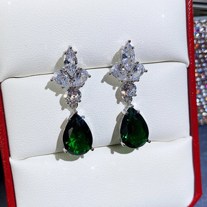 Orecchini Pendenti a Tre Petali per Donne, Eleganti Gioielli Scintillanti alla Moda - Product Image 6