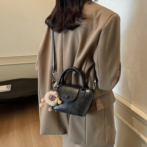 Sac élégant DualCarry PU avec fermeture à glissière sécurisée sous rabat porter comme bandoulière ou transporter à la main pour un usage quotidien polyvalent - Product Image 5