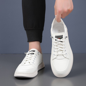 รองเท้าผ้าใบลำลองผู้ชายสีขาว ส้นเตี้ย ระบายอากาศได้ดี พื้นยาง เหมาะสำหรับเดินเล่นสบายๆ - Product Image 4