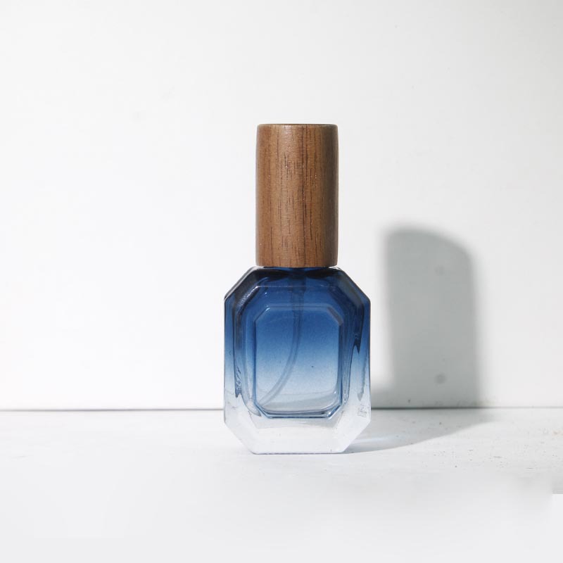 Botella degradada azul + boquilla plateada + tapa de madera de nogal