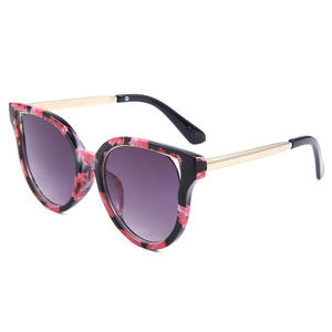 แว่นกันแดดเด็กแฟชั่นใหม่ กรอบใหญ่ทรงแคทอาย ป้องกันรังสียูวี 400 กรอบพลาสติกและโลหะ สำหรับเด็กผู้ชายและเด็กผู้หญิง ป้องกันแสงแดด สไตล์สำหรับการเดินทาง - Product Image 3