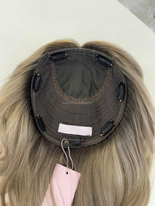 Clip de Topper judío superior de seda nuevo en marrón con trama cerrada de Color resaltado con tupé de Base de seda para mujer pérdida de cabello - Product Image 6