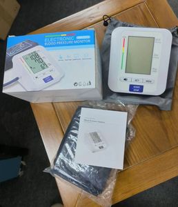 Rapide pratique et longue durée de vie Portez-le avec des poignets de 22 à 42cm Tensiomètre numérique automatique du bras supérieur - Product Image 6