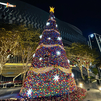 Sapin de Noël géant de 5 à 50 mètres équipé de lumières LED programmables, adapté à la décoration de Noël commerciale en extérieur.