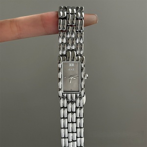 Nouvelle Montre à Quartz Rectangulaire Simple et Tendance avec Bracelet en Alliage, Style Vintage Petit Sucre, Montre Dorée pour Femme - Product Image 4