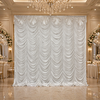 Rideau de fond de scène plissé en satin brillant effet cascade M820, réutilisable pour mariages et événements