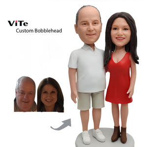 تمثال زوجين مصنوع يدويًا من الطين البوليمري كهدية زفاف رومانسية - Product Image 4