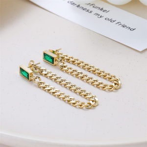 Boucles d'oreilles clous haut de gamme en zircon cubique avec breloque et pampilles sur chaîne cubaine délicate - Product Image 2