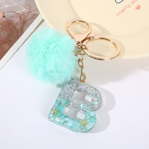พวงกุญแจเรซิ่น 26 ตัวอักษร แบบกำหนดเอง ขายส่ง พร้อมจี้<span class=keywords><strong>ล</strong></span>ูกบอ<span class=keywords><strong>ล</strong></span>ขนฟูสีเขียวน่ารัก ตัวล็อคแบบคาราไบเนอร์ ของขวัญสำหรับผู้หญิง ตกแต่งกระเป๋าถือ - Product Image 6