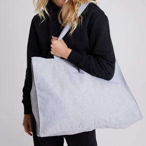 Sac de courses en tissu recyclé, conçu pour les courses quotidiennes, le transport, les voyages et l'usage domestique, avec une construction légère et une prise en main facile. - Product Image 2