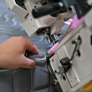 Máquina de coser computarizada de una aguja para acolchar edredones y cubiertas de colchón con componente de motor central - Product Image 1