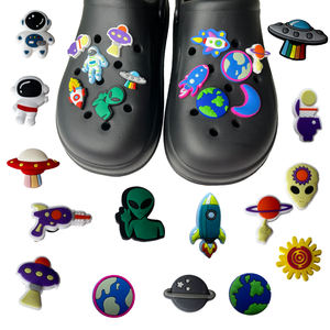 Nouveau modèle en gros dessin animé <span class=keywords><strong>alien</strong></span> univers série chaussure décoration conception personnalisée pvc chaussure bracelet décoratif chaussures accessoires - Product Image 2