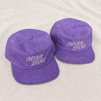 Casquette de golf premium violette à cinq panneaux avec visière souple, emblème brodé en écriture cursive, de la collection Brand Sourcing Trade, avec logo personnalisé