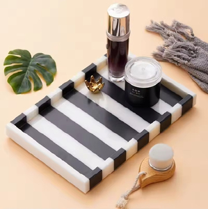 Vassoio Decorativo di Lusso Rettangolare in Marmo Naturale a Righe Bianche e Nere con Bordo per Cosmetici e Salviette - Product Image 3