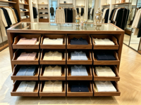 Vitrine d'îlot en verre pour magasin de vêtements, table de présentation, armoire de rangement de style vintage, comptoir de présentation de bijoux
